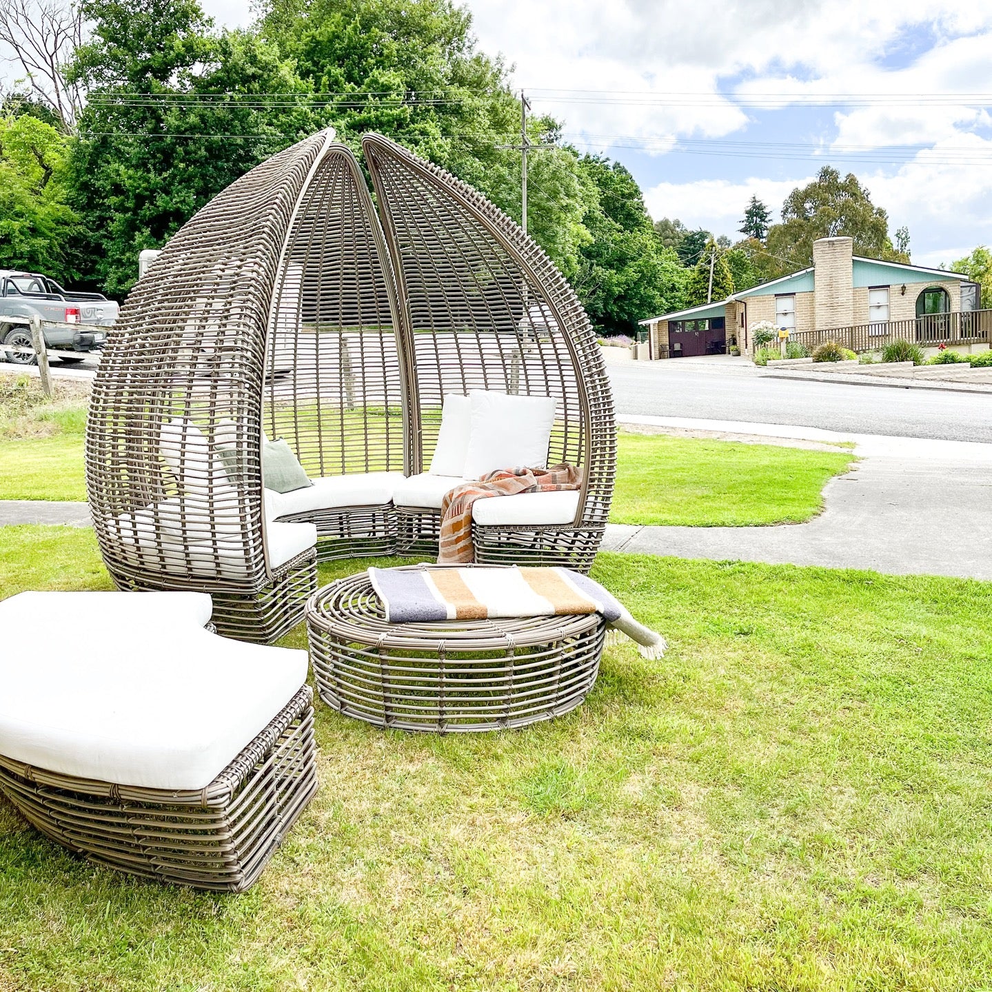 Outdoor Canopy Lounger